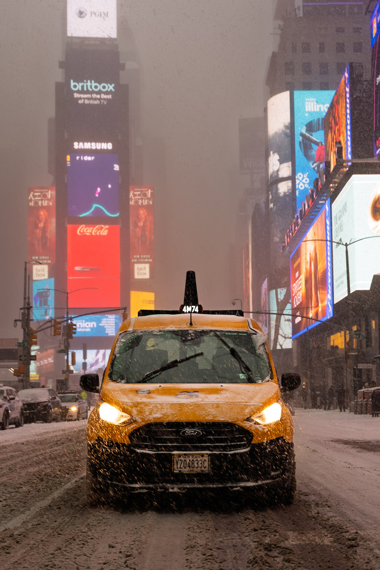 nosidam's tweet photo. Sunday snow in NYC https://t.co/xdvj192V9a