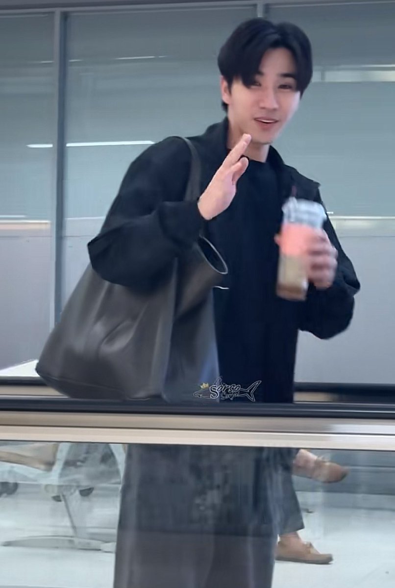 ฟคบังเอิญเจอเพิร์ธ พอเรียก น้องก้ม /ไหว้ ทักทายทันที ยิ้มแย้มให้ตลอดขนาดถือของเต็มมือยังหันมาทักทายฟค เป็นอะไรที่น่ารักน่าเอ็นดูมากๆ สังเกตมาตั้งแต่เริ่มตามน้องจนถึงตอนนี้น้องก็ทำแบบนี้เป็นประจำ เชื่อแล้วว่าเพิร์ธเติบโตมาเป็นอย่างดีจริงๆ ขอให้เพิร์ธเป็นเพิร์ธแบบนี้ตลอดไปเลยนะคับ