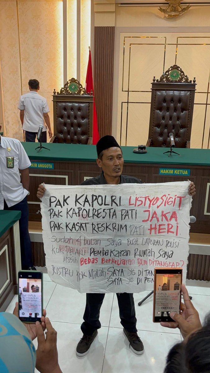 Rakyat kecil sedang berjuang mencari keadilan.

"Fiat justitia ruat caelum" keadilan harus ditegakkan meskipun langit runtuh.