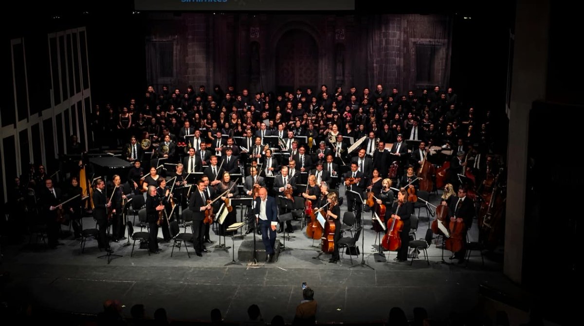 seculturaslp's tweet photo. #EnFotos | 🎻✨ No queríamos dejar de compartirte algunas imágenes de la gran noche que vivimos con la primera presentación de 2026 de la Orquesta Sinfónica de San Luis Potosí, en su «Concierto de Año Nuevo» 🧵 https://t.co/4aYfTrx1Sz