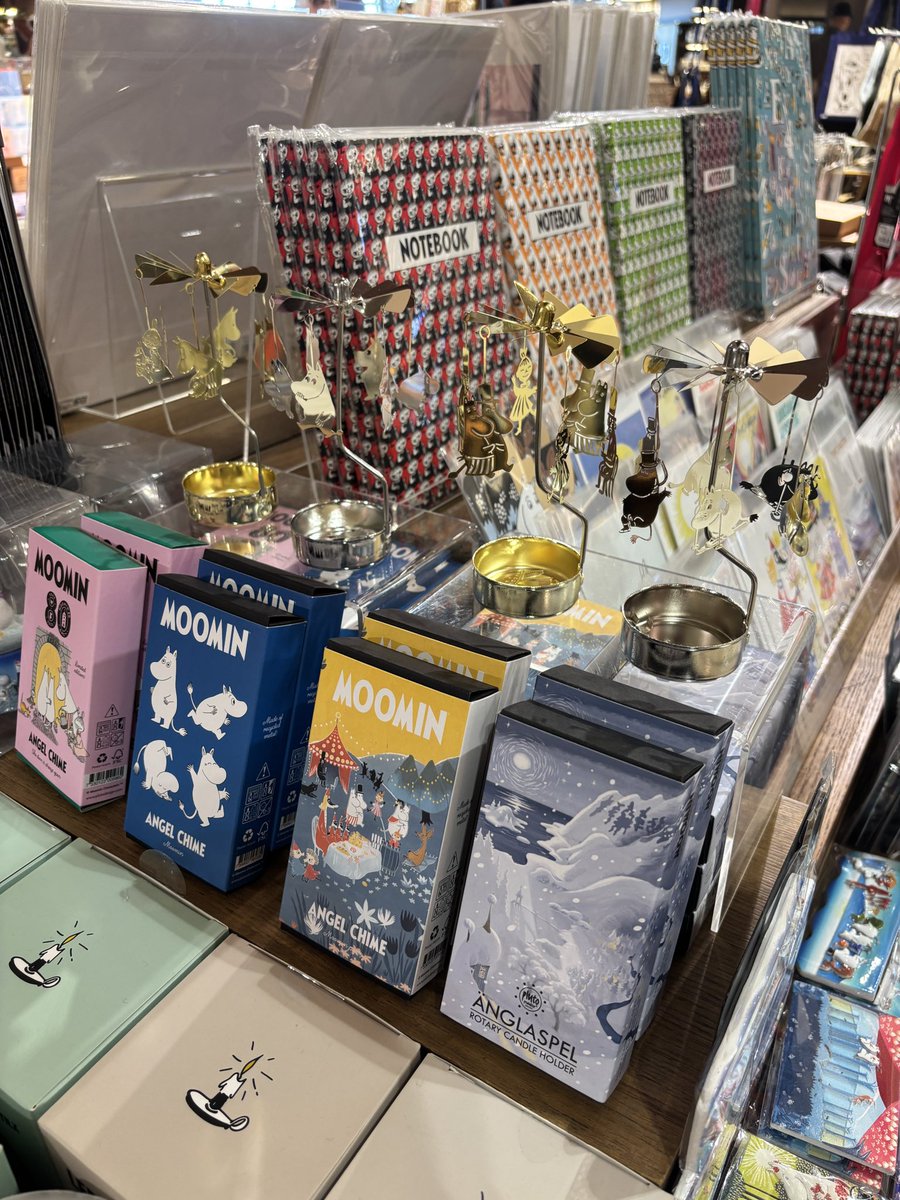 TM_STATIONERY's tweet photo. 『MOOMIN KAUPPA 』
POP-UP SHOP開催中です🍀

贈り物にもぴったりな商品を数多く
取り揃えております✨

皆様のご来店を心よりお待ちしております。

※在庫なくなり次第終了となりますので、予めご了承ください。

開催期間：2026年1月23日(金)〜3月1日(日)

#ムーミン #moomin #幕張蔦屋書店 https://t.co/Eqrbceb0K1