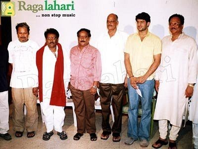 SShanthReddy's tweet photo. #Prabhas at #Eshwar Movie Mahurat (28/6/2002) https://t.co/P7EsqHBkWE