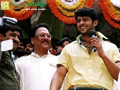 SShanthReddy's tweet photo. #Prabhas at #Eshwar Movie Mahurat (28/6/2002) https://t.co/P7EsqHBkWE