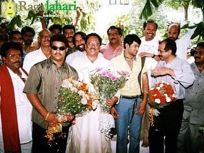 SShanthReddy's tweet photo. #Prabhas at #Eshwar Movie Mahurat (28/6/2002) https://t.co/P7EsqHBkWE