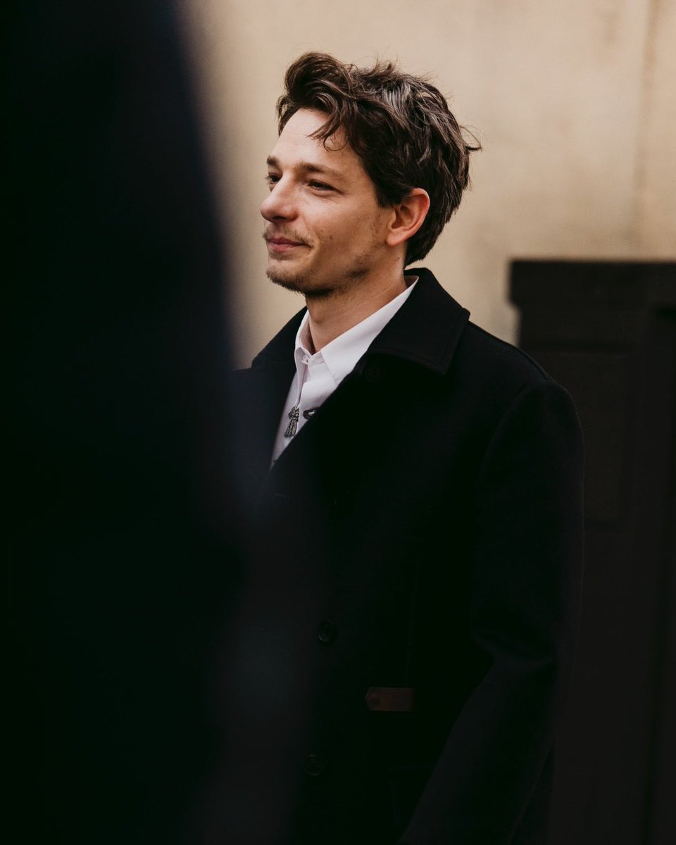 marikaelon's tweet photo. unbothered! unburdened! the face of a man who didn’t live through #bottlegate at the first preview of anna christie https://t.co/VvA9wTvFfa