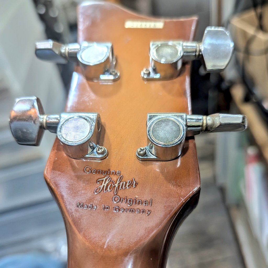 bb10bee's tweet image. ふと触りたくなって触る
いつか実践で使ってやろうと目論んでるけど
なかなかその機会はない😅

誰もが知ってるメーカーじゃないし
ポールマッカートニーが使ってたことくらいしか知らない
音が柔らかくて心地いいし軽いしアナログ感あっていいんだけど
良くも悪くもお蔵入り

そんなHofner