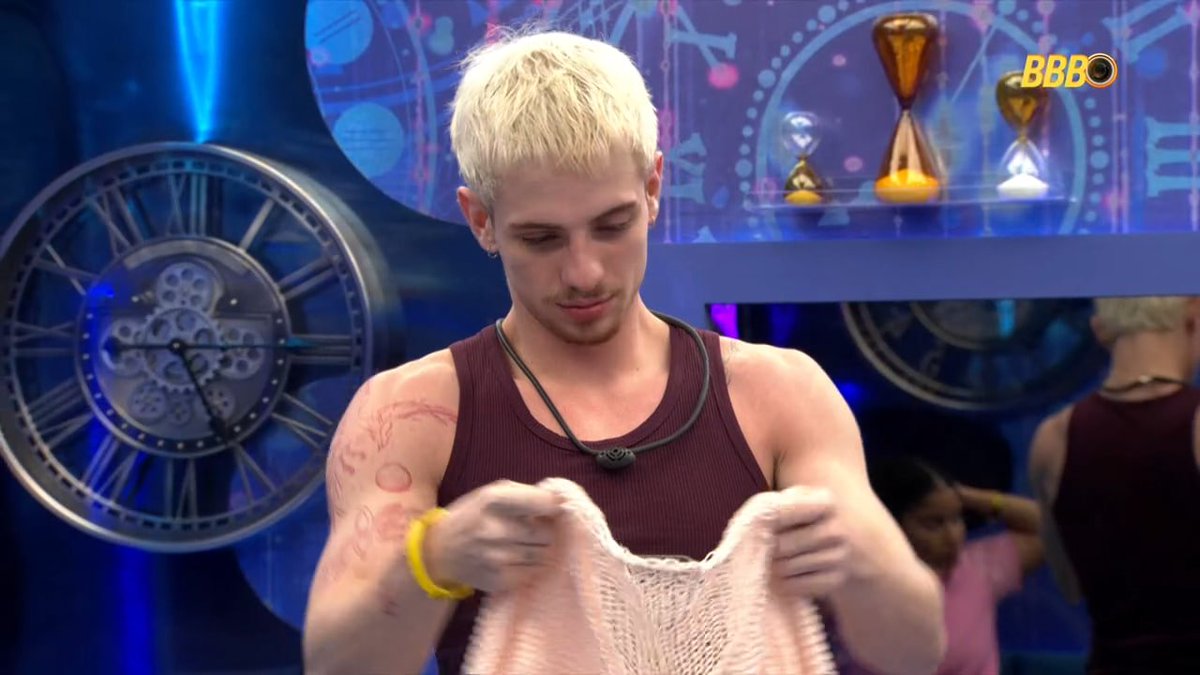 SeriesBrasil's tweet image. VOCÊ AINDA É O MARINO SENO! Juliano: "Se minha namorada ainda for minha namorada, ela deve estar achando ridículo." #BBB26