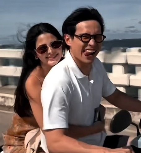 emz1845's tweet photo. Ang gandaaaaa!
Finally ikakasal na ang aking paboritong Thai Actress— my P' Yaya.
Super happy ikakasal na ang Yadech ko.
My team Thai reel-real couple is blessed enough to be with each other's arms. 💛🫶
Susunod naman ang AzRalph ko. Sa tamang panahon. 🙏
#Yadech🤝AzRalph https://t.co/QRSrb6rGUC