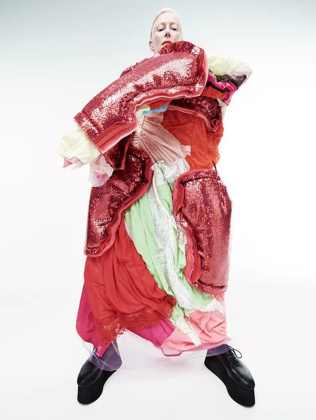 suzu1arbre's tweet photo. Tilda Swinton×Comme des Garçon

“少年のように”というブランド名通り、真の“ジェンダーレス”を体現し、男女の性意識に挑戦する前衛的な服はティルダ様にピッタリ
彼女の遊び心と冒険心、自由な精神が衣装と調和

AnOther Magazine A/W18(2018)
Photography:Willy Vanderperre
Styling:Olivier Rizzo https://t.co/d5knAEV9fO