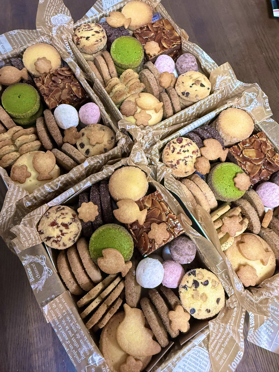 たっくさん焼いた
1個2個………10個

欲張って…
おいしさもやさしさも届けたかった

作ってる時に送る人思い浮かべたら
ほんとにしあわせなきもちだった

受け取ってくれてありがとー♡

#クッキー缶
#最大限の感謝
#みんなだいすきだよ