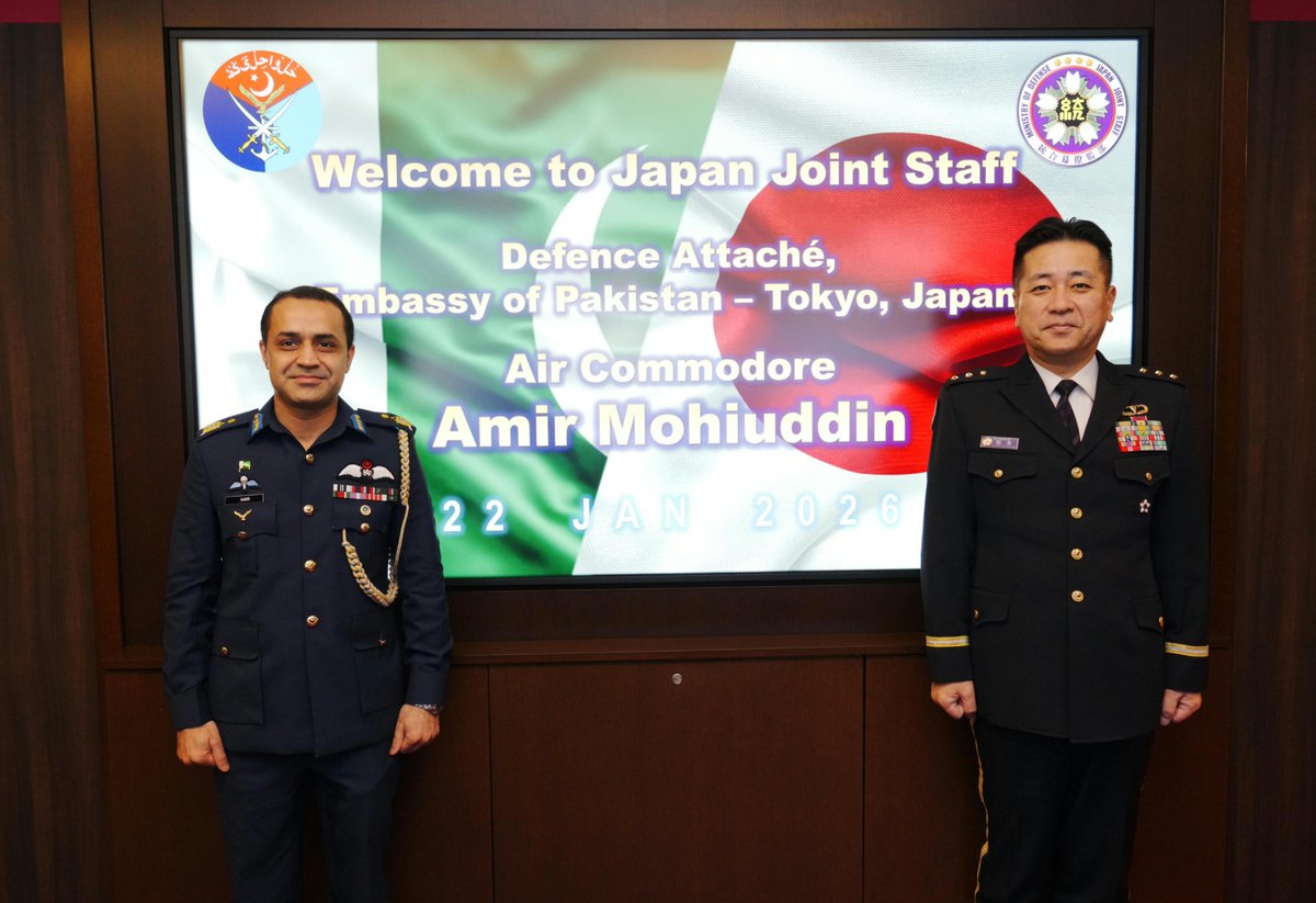 jointstaffpa's tweet photo. 1月22日、#松永浩二統合幕僚副長 は、在京パキスタン国防武官に着任したアミル・モヒユディン空軍准将の表敬を受けました。松永統合幕僚副長は、モヒユディン准将の着任に祝意を表するとともに、日パキスタン防衛協力・交流のさらなる進展に期待を寄せました。🇯🇵🤝🏻🇵🇰

統合幕僚監部HPはこちら。
https://t.co/DSHEuJQ63A