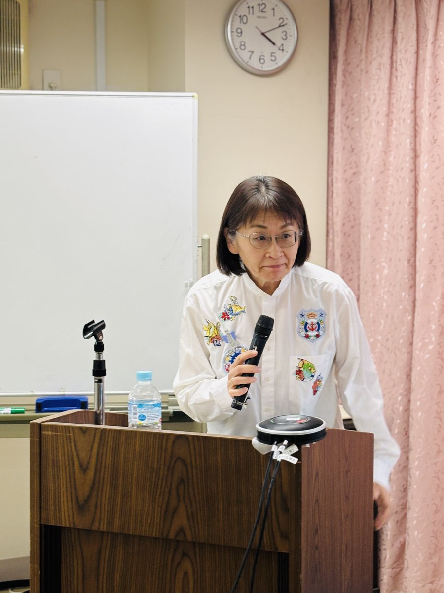 sukoyakaigo's tweet photo. 昨年11月22日（土）、千住介護福祉専門学校 を会場に、第22回協議会介護活動交流集会を開催しました。

今回は「#地域連携・#多職種連携～ひとりじゃないよ　みんないるよ～」をテーマに事例発表を行いました。

まず、９月に協議会の介護事業所が部門ごとの10グループごとにわかれ、予選の事例発表会を実施し、その中から代表事例を選出しました。本選当日は、10グループの代表に、千住介護福祉専門学校の代表生徒も加わって一堂に会し、日頃の実践を熱く語ってくれました。

どの事例も介護職が、ケアマネージャー・看護師・福祉用具・地域包括などの他職種と連携して利用者・家族を支えている姿が伝わる、すばらしい内容でした。

また、元気が出る介護研究所 代表・#高口光子 さんを講師にお迎えし、記念講演を行いました。介護の原点に立ち返り、「目の前の人とどう向き合うか」を問い直すお話に、参加者からは「明日からのケアに生かしたい」「自分たちの実践を振り返るきっかけになった」といった声が寄せられました。

集会の最後には、参加者アンケートによる投票で最優秀事例を小規模多機能サービスひまわりの家に決定し、トロフィーと賞状を贈呈しました。発表者だけでなく、支えてきたチーム全体の取り組みが称えられる、あたたかな表彰となりました。

新卒向け事業説明会実施中です！
採用HPよりお申し込みください！
https://t.co/FfJd30WUAT

#すこふくちゃん #すこふく