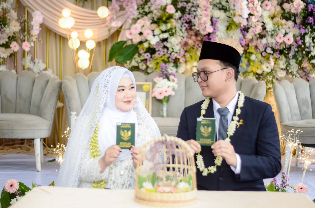 soleillune_'s tweet photo. akhirnya bosen juga sama kalimat "jalanin aja dulu", sampe gak kerasa 5 tahun hts 😭 dan di parkiran mall ccm kita asal nyeplos "nikah yuk, 2025 sisa 2 bulan lagi, kita di desember aja ya biar bisa prepare, tgl 21 aja pas hari minggu" dan beneran kejadian 😭 https://t.co/hT5qJFNfWy
