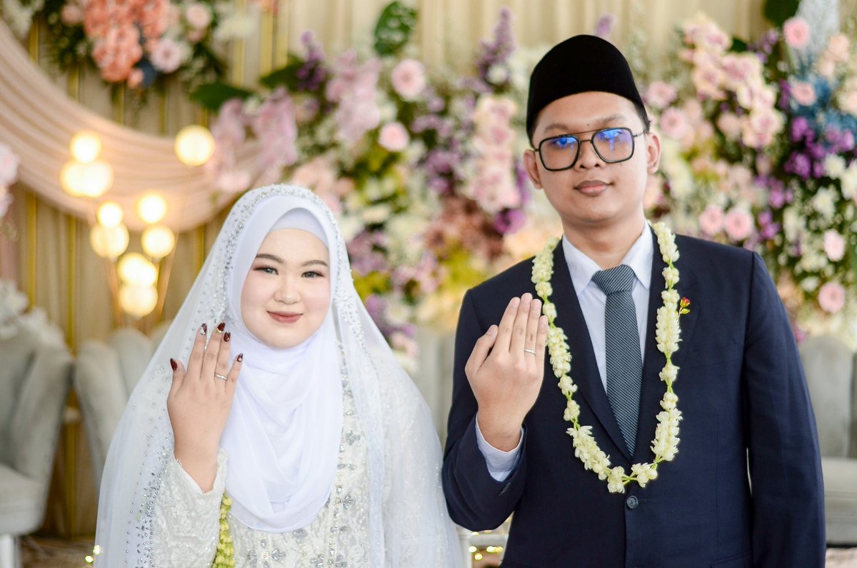 soleillune_'s tweet photo. akhirnya bosen juga sama kalimat "jalanin aja dulu", sampe gak kerasa 5 tahun hts 😭 dan di parkiran mall ccm kita asal nyeplos "nikah yuk, 2025 sisa 2 bulan lagi, kita di desember aja ya biar bisa prepare, tgl 21 aja pas hari minggu" dan beneran kejadian 😭 https://t.co/hT5qJFNfWy