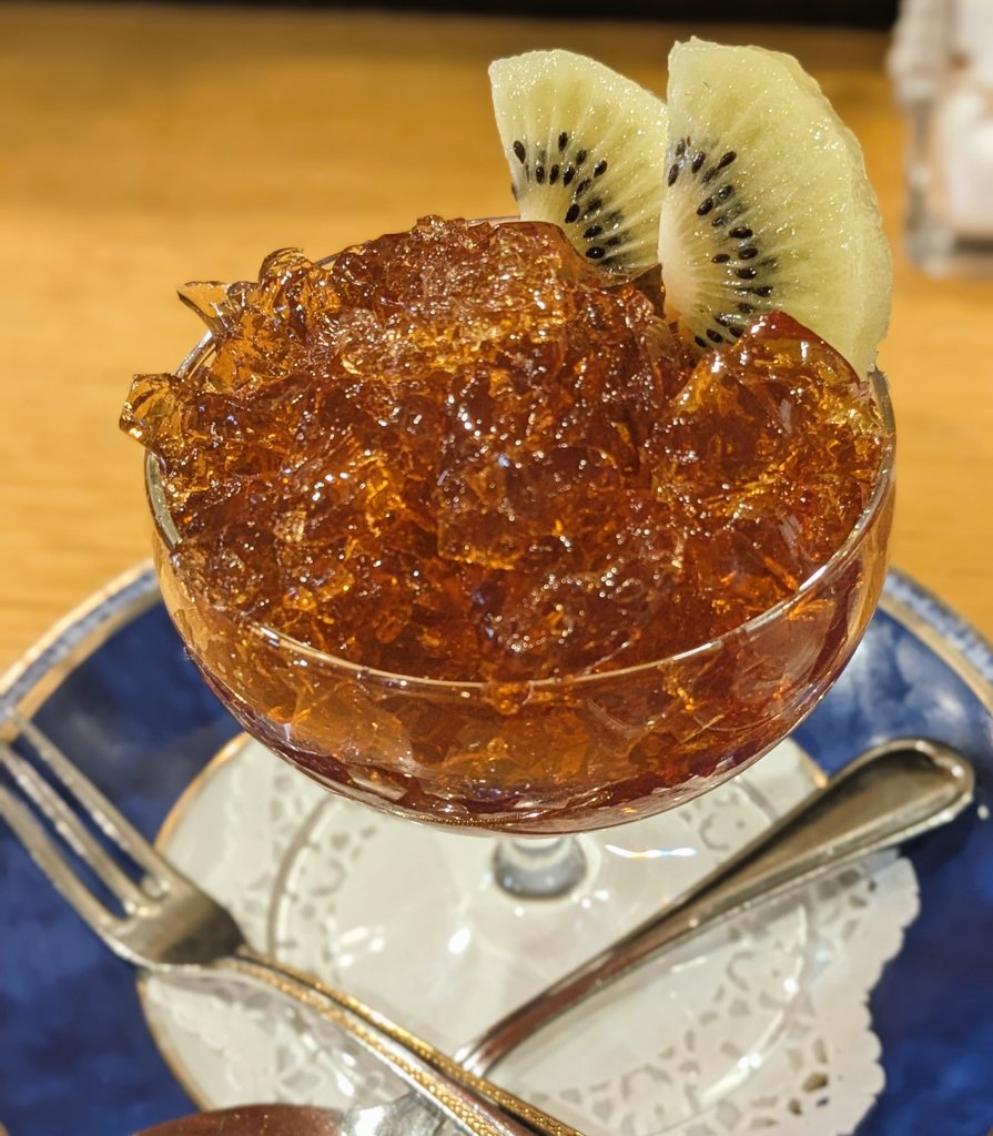 茶房草木樹さんで…
私の今まで食べた数少ない中で暫定1位なティーゼリー。すんごく自分好みな甘さで大好き🫶💕
紅茶はアッサム