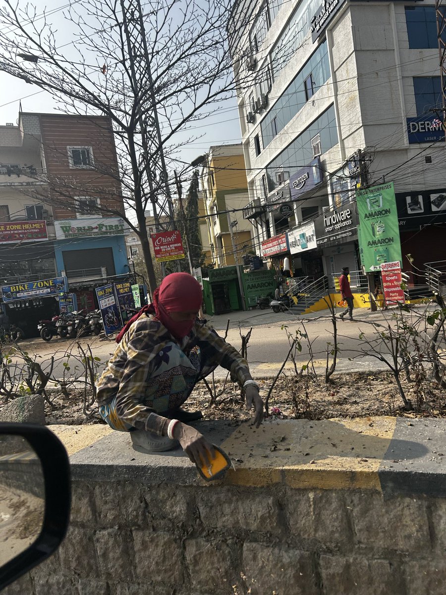 Kuldeepak0711's tweet photo. It’s very painful to c the road divider cleaning activity on gowlidodi road being carried out during peak off hrs &amp; all the waste is lying on the road resulting to massive traffic - it’s 45-60 minutes to cover  a distance of 1.5 km - no traffic police pls hv  some mercy on us https://t.co/d0AFtERnMy