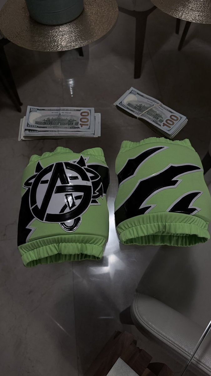 <a href="/AngelGarzaWwe/">Angel Garza</a> Si mándalo que me quede con unas rodilleras tuyas 😅para que hagan par!!  Pagado de una!