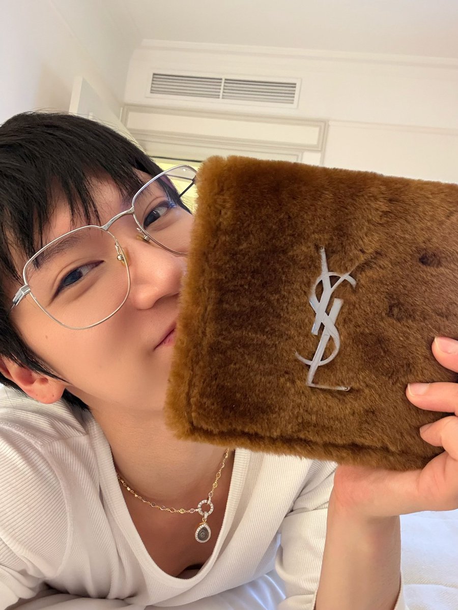 ช่วงระหว่าเตนล์หลับ เรามาลงรูปติดแท็ค #SaintLaurent กับ #TENLEE  กันหน่อยดีกว่าค่า เดี๋ยวคนเข้าแท็คแล้วจะไม่เห็นน้อง