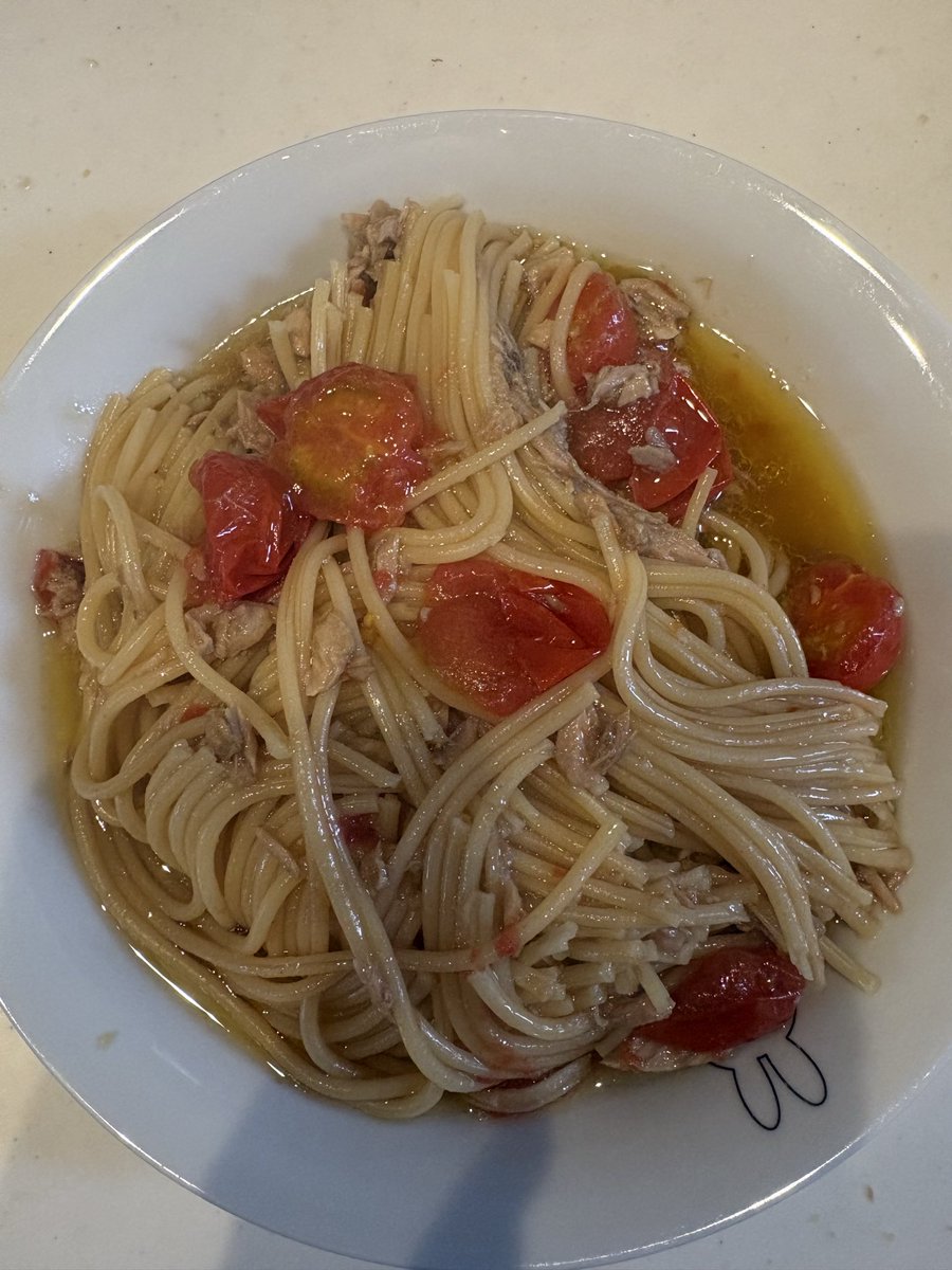 StrawRaincoat_y's tweet photo. 在宅勤務時の昼食はカップ麺で済ませがちですが、多少なりとも食生活を改めるために貝印のシリコンバックを買ってミニトマトとツナ缶のパスタをレンジで作ってみました。簡単で美味しい！！（盛り付けや写真が雑ですみません） https://t.co/PUBn7DVRd1