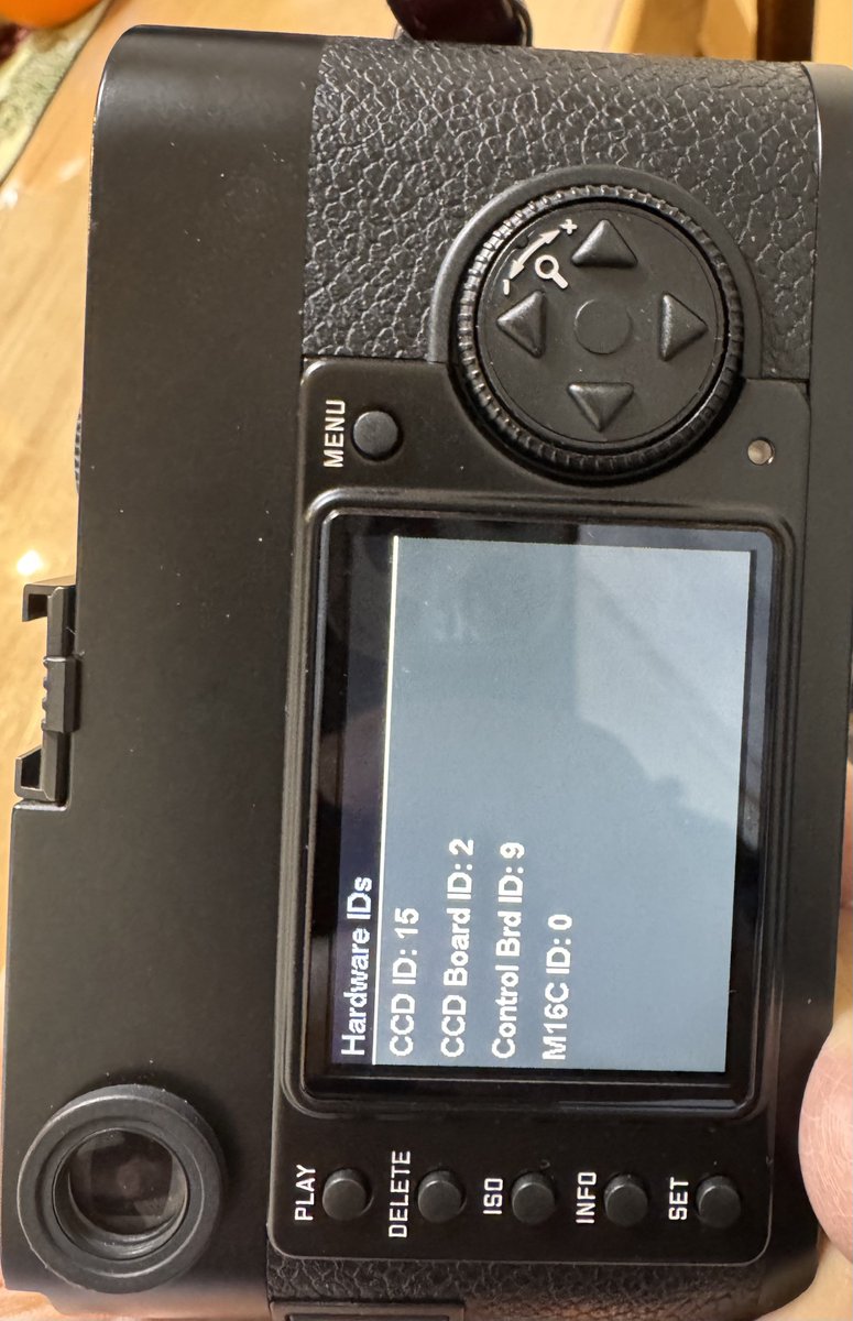 今天和老友讨论了一会,群裡有個老朋友居然是ＬＬＬ的某人，這樣自然得了一枚35/1.4鈦頭，代價是要寫一篇對比萊卡11663文章。。。

我就用M9P對比吧。