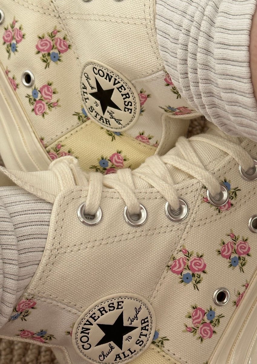 aesttics's tweet image. Floral converse 💐
