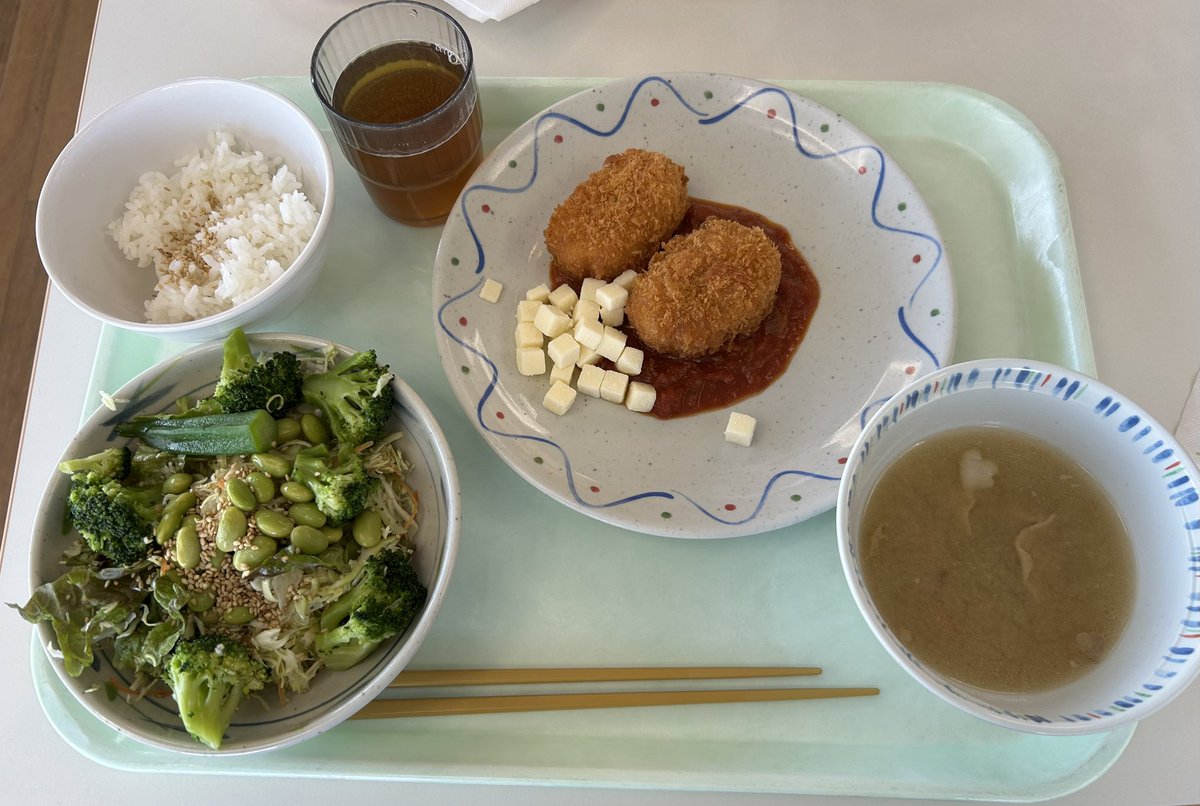 ADEKA_1917's tweet photo. 🔴今日のランチ🍙🔵
今日は創立記念日ということで、豚汁サービスでした♨️
社員に好評のサラダバーと、プラントベースの「デリプランツ チーズ」🧀🍃
#ADEKA109th https://t.co/1khjYVqzLf