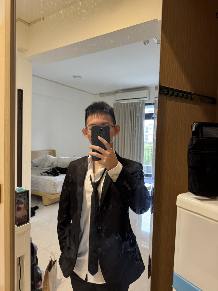 剛面試完 騷一下
宜蘭有人要約嗎～
#宜蘭 #單男 #西裝