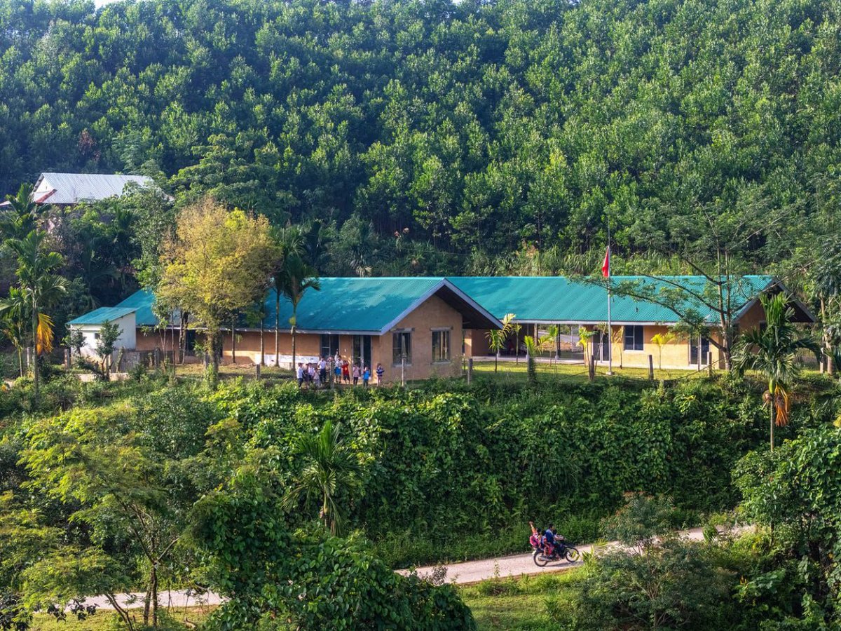 CPMMwangi's tweet photo. The Nuoc Ui School by VTN Architects.

Built of  rammed earth.

Healthy for the children. 👌 https://t.co/zj6Xt92HyF