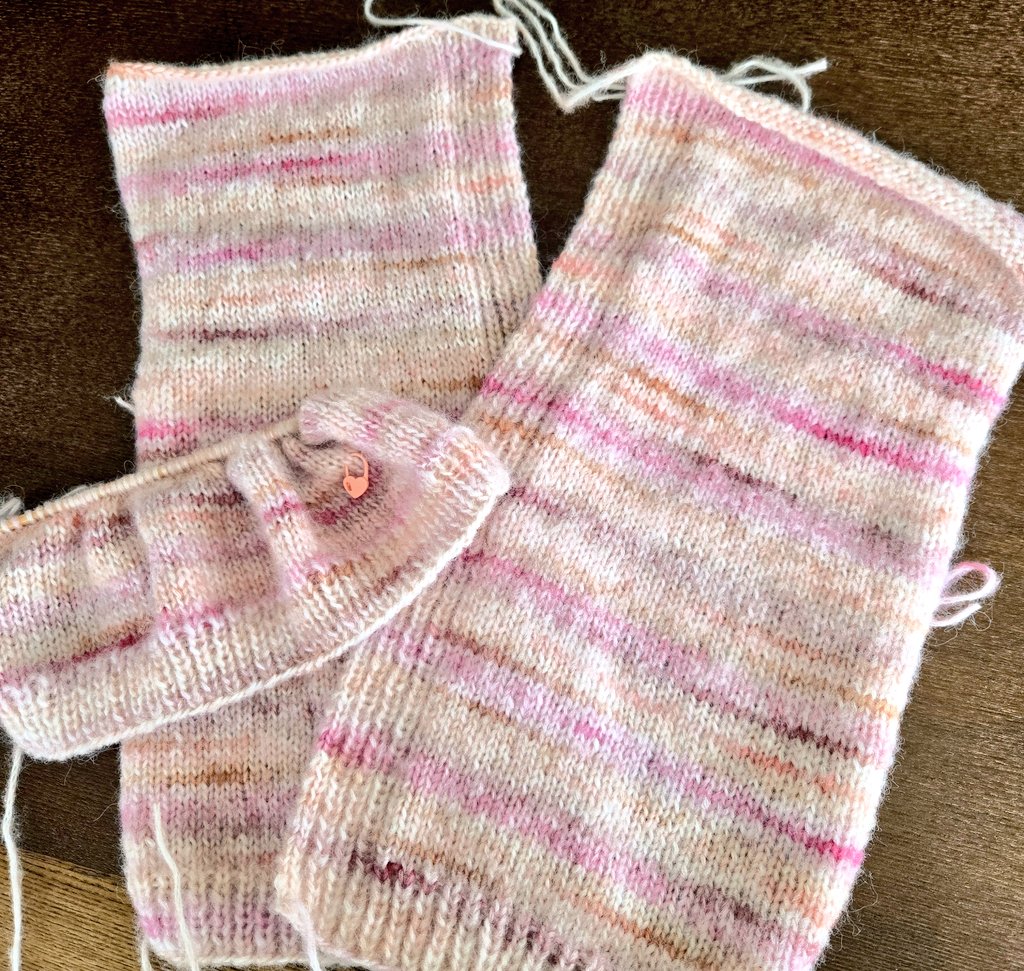 dango_please's tweet image. 娘のカーディガン、やっと前身頃の左右が出来ました✌️

後身頃はまだまだ途中で、袖も２つ残ってる😃

はやく繋げたい。