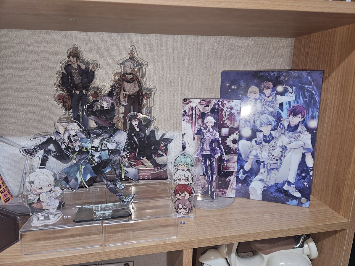 굿즈존 정리햇어요
넨도 컨셉은 길 가다가 팬한테 팬서비스 해주는 주르랑 그건 모르겟고 오코노미야키 잘 만들엇다고 팬한테 자랑하는 토우마입니다