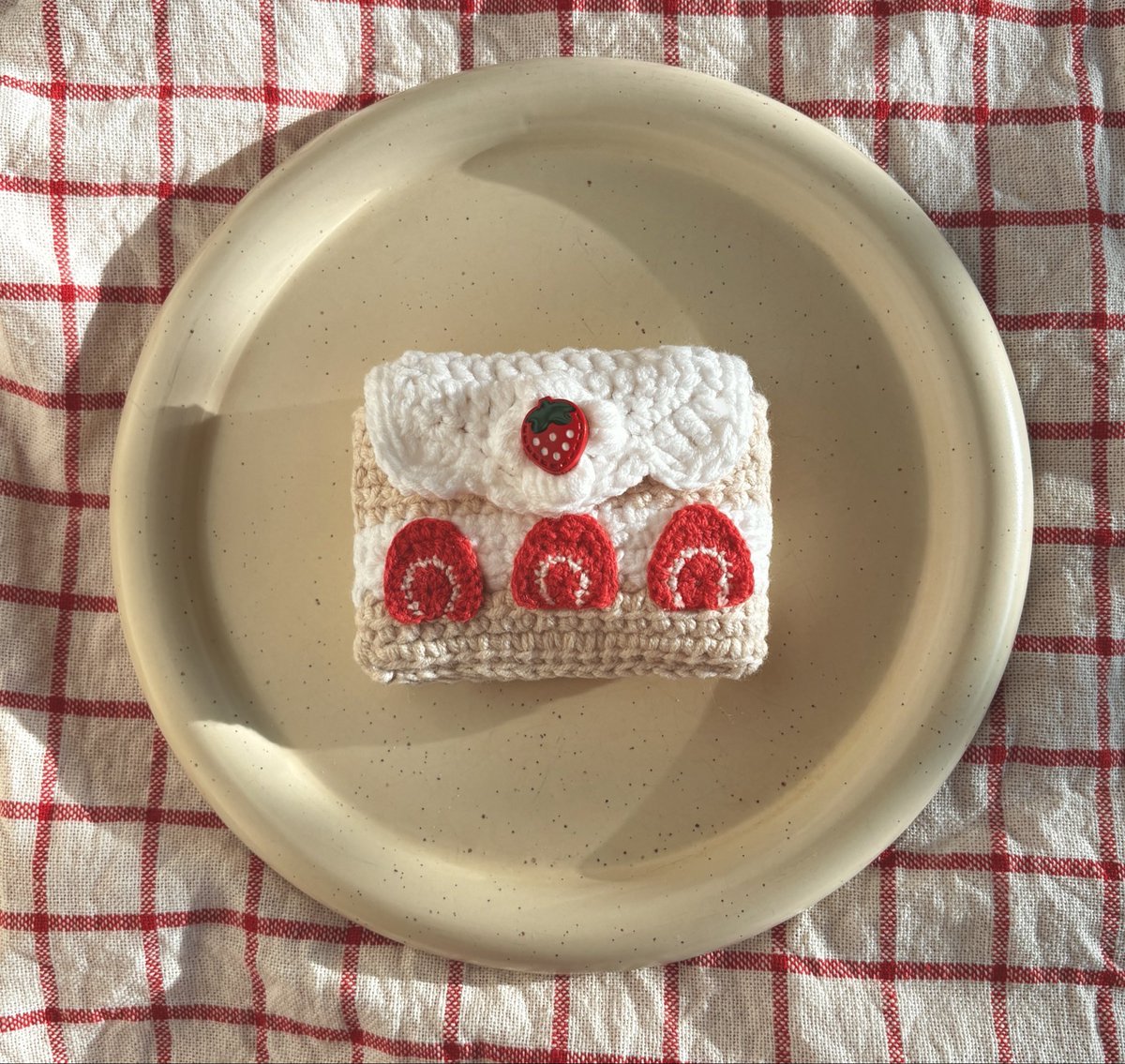 드디어 첫 플리마켓에 나가게 되었어요 🧺🧶

감사한 마음으로 #rt이벤트 진행합니다 🤍
이 트윗을 RT해주신 분들 중 추첨 2분께 딸기케익지갑드립니다🌀

📌이번주토요일 (1월 31일)
💬플리마켓에서 트위터 팔로우한거 보여주시면 
네잎클로버키링 2개! 드립니다(한정수량!)