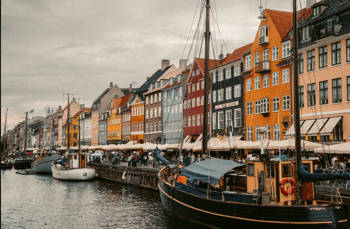 डेनमार्क दुनिया का सबसे कम भ्रष्ट देश है!
Transparency International के 2024 Corruption Perceptions Index में फिर से नंबर 1 (स्कोर 90/100),

7 साल से लगातार टॉप पर। यहाँ घूस, नेपोटिज्म या पावर का दुरुपयोग लगभग नामुमकिन है क्योंकि: 

मजबूत संस्थाएं 

पारदर्शिता 

उच्च नैतिक