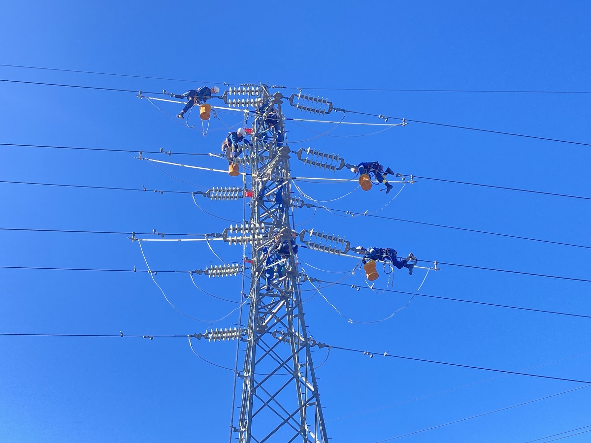 技術技能競技大会優勝者インタビュー〈送電編〉】 発電所で作られた電気をお届けしている当社送電部門。 当部門の競技大会では、「台風の影響により発生した送 電線電気事故に伴う系統操作作業」を課題とし、高さ約30メートルの鉄塔上で、電力系統から故障箇所を切り離す ...