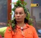 ninatg's tweet photo. não aguento as expressões dela e com a planta na cabeça https://t.co/gbG4R4LC8o