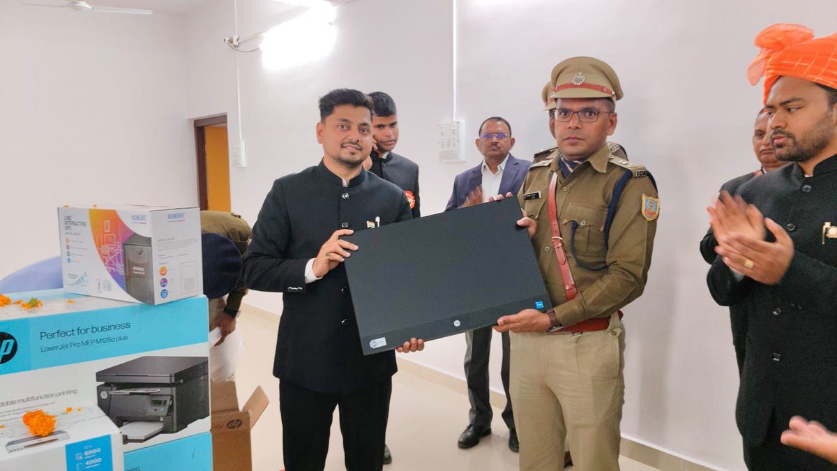 prabhatkhabar's tweet photo. धनबाद: आधुनिक पुलिस कंट्रोल रूम का उद्घाटन. उपायुक्त आदित्य रंजन और एसएसपी प्रभात कुमार ने संयुक्त रूप से फीता काटकर इसे चालू किया. यह कंट्रोल रूम 24×7 जिले की सुरक्षा और आपात सेवा की निगरानी करेगा.
#Dhanbad #PoliceControlRoom #JharkhandNews #prabhatkhabar #BreakingNews #SafetyFirst #SmartCity #PoliceUpdate