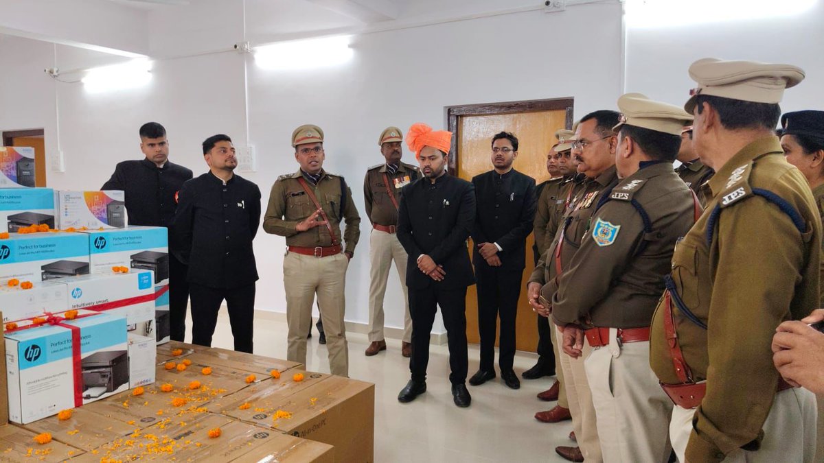 prabhatkhabar's tweet photo. धनबाद: आधुनिक पुलिस कंट्रोल रूम का उद्घाटन. उपायुक्त आदित्य रंजन और एसएसपी प्रभात कुमार ने संयुक्त रूप से फीता काटकर इसे चालू किया. यह कंट्रोल रूम 24×7 जिले की सुरक्षा और आपात सेवा की निगरानी करेगा.
#Dhanbad #PoliceControlRoom #JharkhandNews #prabhatkhabar #BreakingNews #SafetyFirst #SmartCity #PoliceUpdate