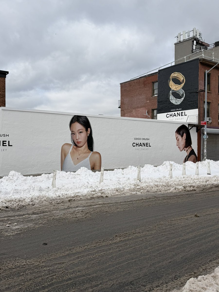 tjruby_'s tweet image. JENNIE’s CHANEL Coco Crush 2026 Global Campaign hand-painted Billboard in Williamsburg, New York City 🇺🇸