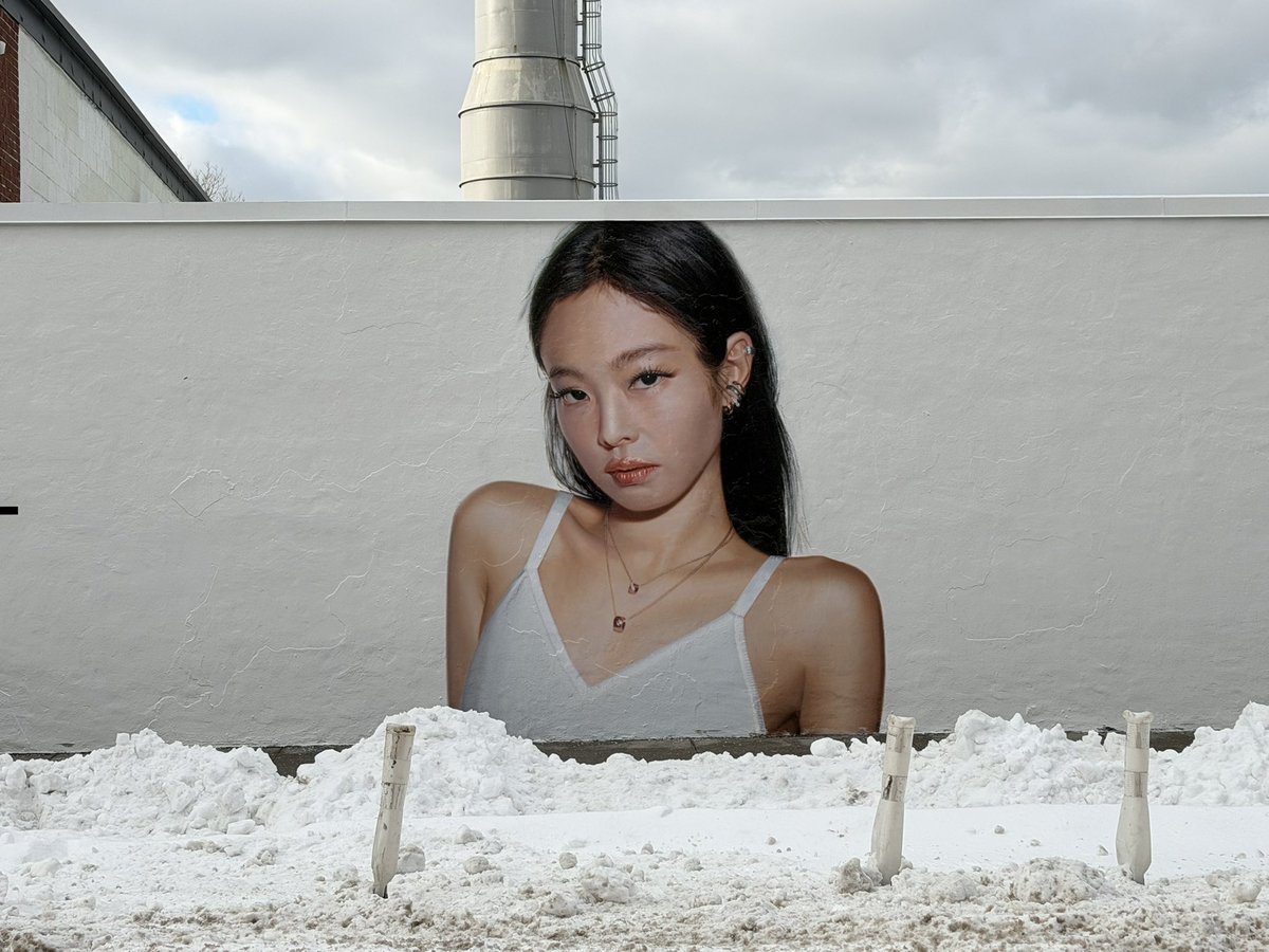 tjruby_'s tweet image. JENNIE’s CHANEL Coco Crush 2026 Global Campaign hand-painted Billboard in Williamsburg, New York City 🇺🇸