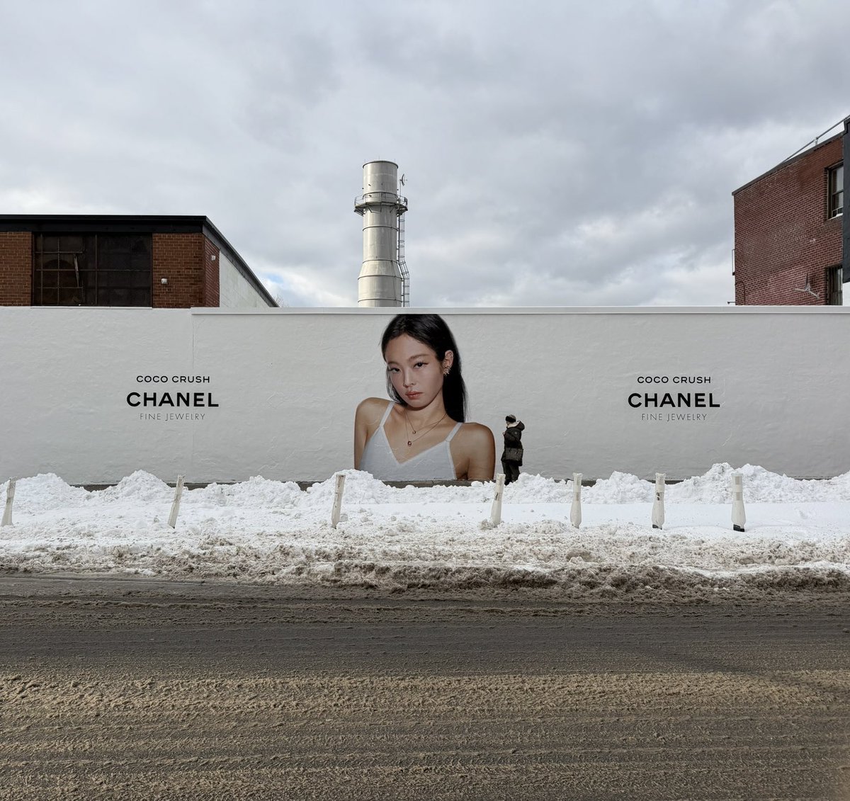 tjruby_'s tweet image. JENNIE’s CHANEL Coco Crush 2026 Global Campaign hand-painted Billboard in Williamsburg, New York City 🇺🇸