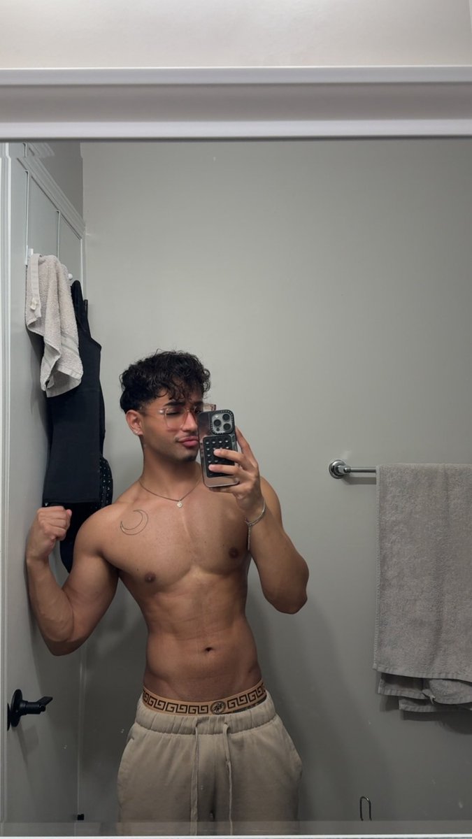 simriac_'s tweet photo. Mirror click 🖤 https://t.co/hvIrLzofiT
