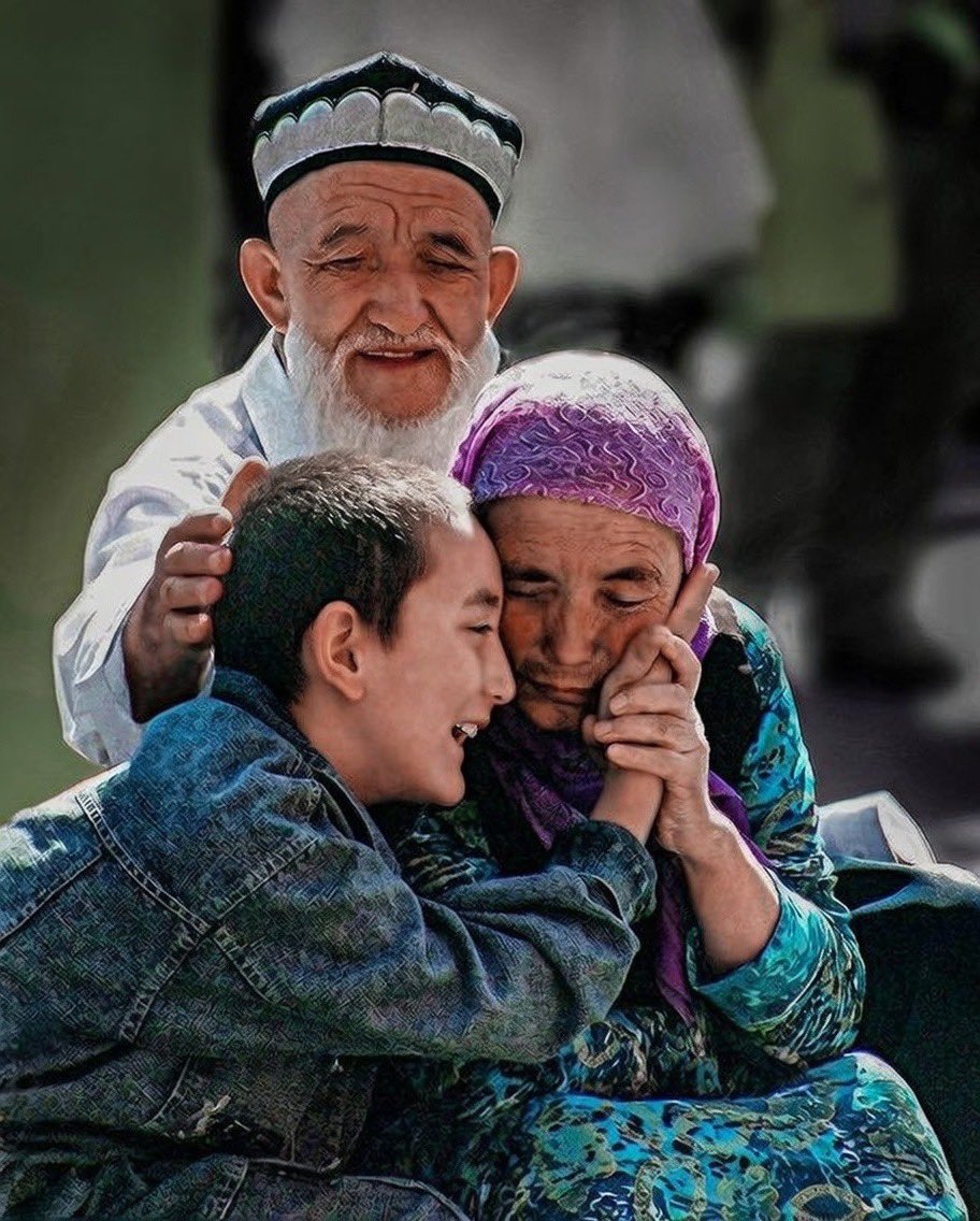 Uygur Türkü Bir Ailenin Merhamet Dolu Anları…

 #DoğuTürkistan