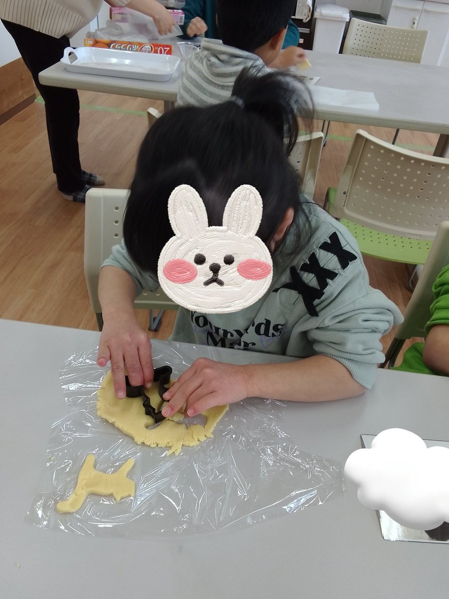 attomitsuke's tweet photo. クッキー作りをしました😊
上手に型抜きできていますね👏🏻
もちろんこの日のおやつは自分達で作ったクッキーです😋
「美味しかった！」の声が聞けました✨️

#放課後等デイサービス　#放デイ　#新潟県　#見附市　#あっとほーむ見附 https://t.co/19yaVHK3dV