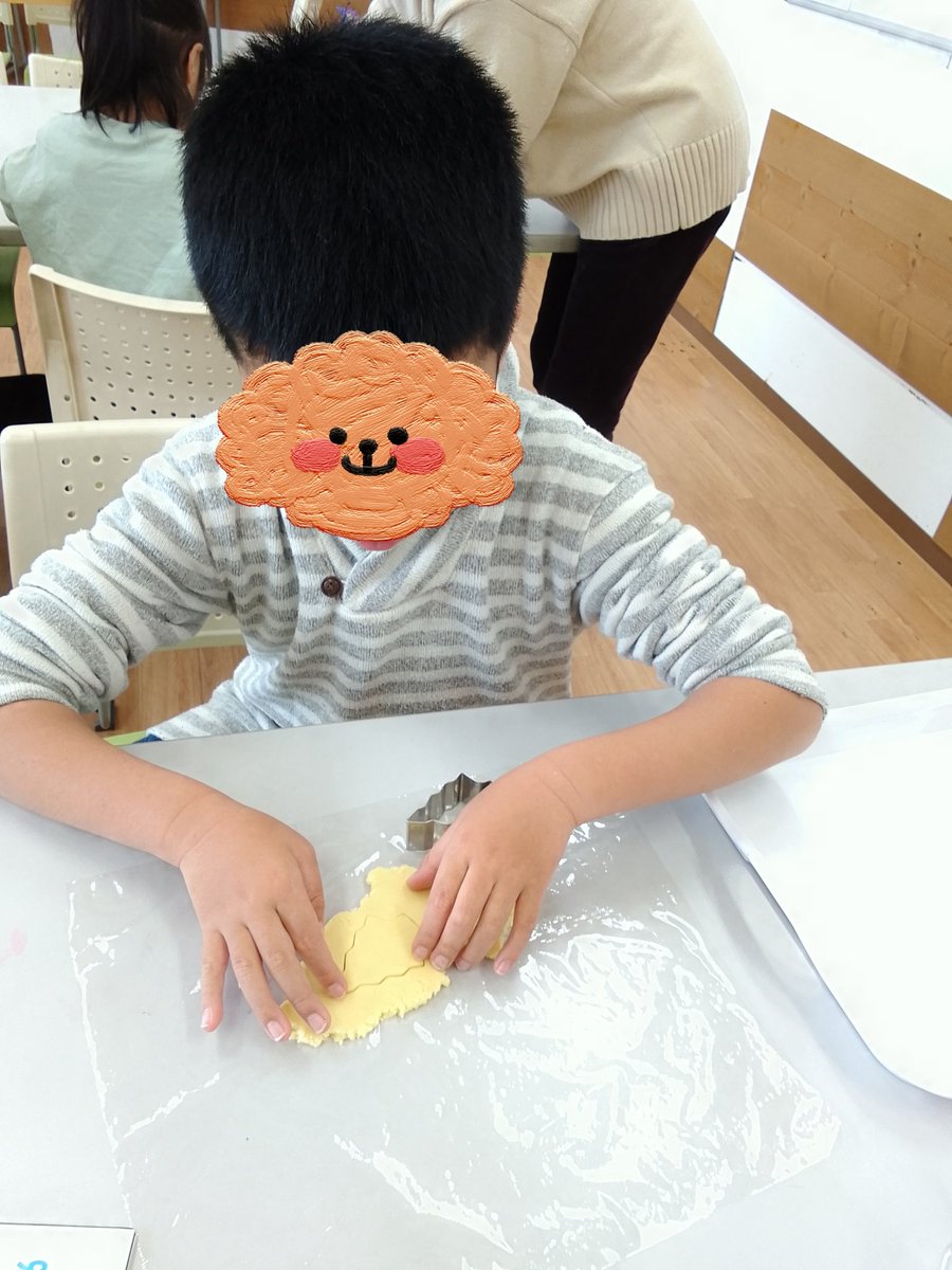 attomitsuke's tweet photo. クッキー作りをしました😊
上手に型抜きできていますね👏🏻
もちろんこの日のおやつは自分達で作ったクッキーです😋
「美味しかった！」の声が聞けました✨️

#放課後等デイサービス　#放デイ　#新潟県　#見附市　#あっとほーむ見附 https://t.co/19yaVHK3dV