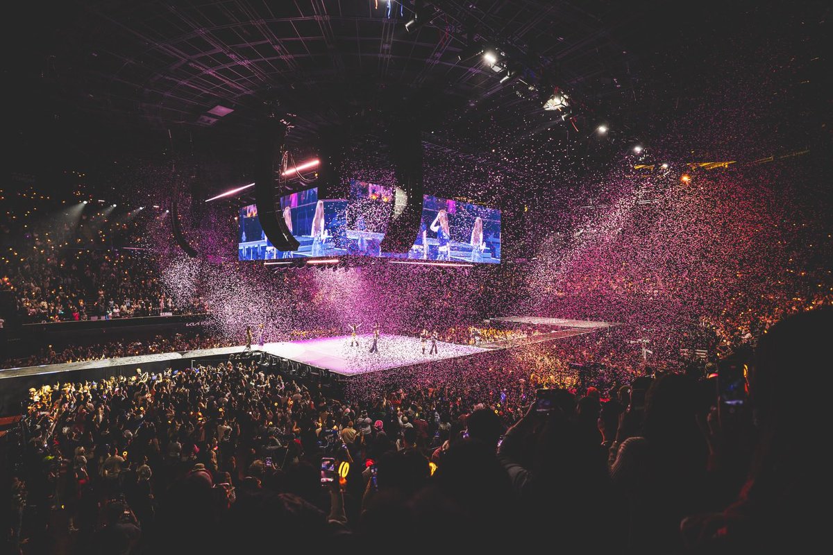 twicepopbase's tweet image. ‘THIS IS FOR’ IN LOS ANGELES