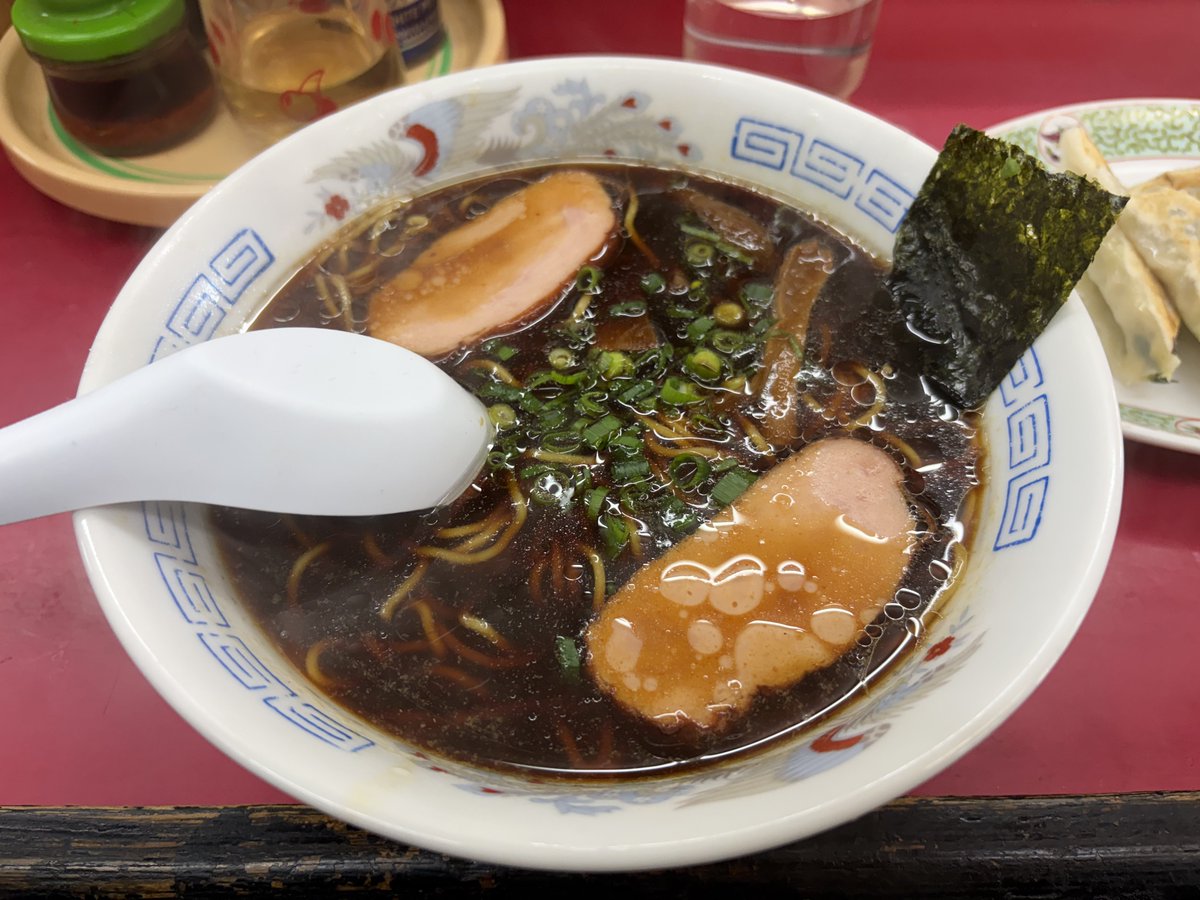 ほぼ味がしない
丼の中で一番味がするのは海苔

「まずすぎて二口目が食べられない」と聞いていたが、むしろ不思議すぎてスープを何度も飲んでしまった  色つきの白湯
麺はバリカタの逆

これで店先の旗に「味自慢」と書かれているのはすごい  感動して完食
おやっさんが良い人で話好きなのがつらい