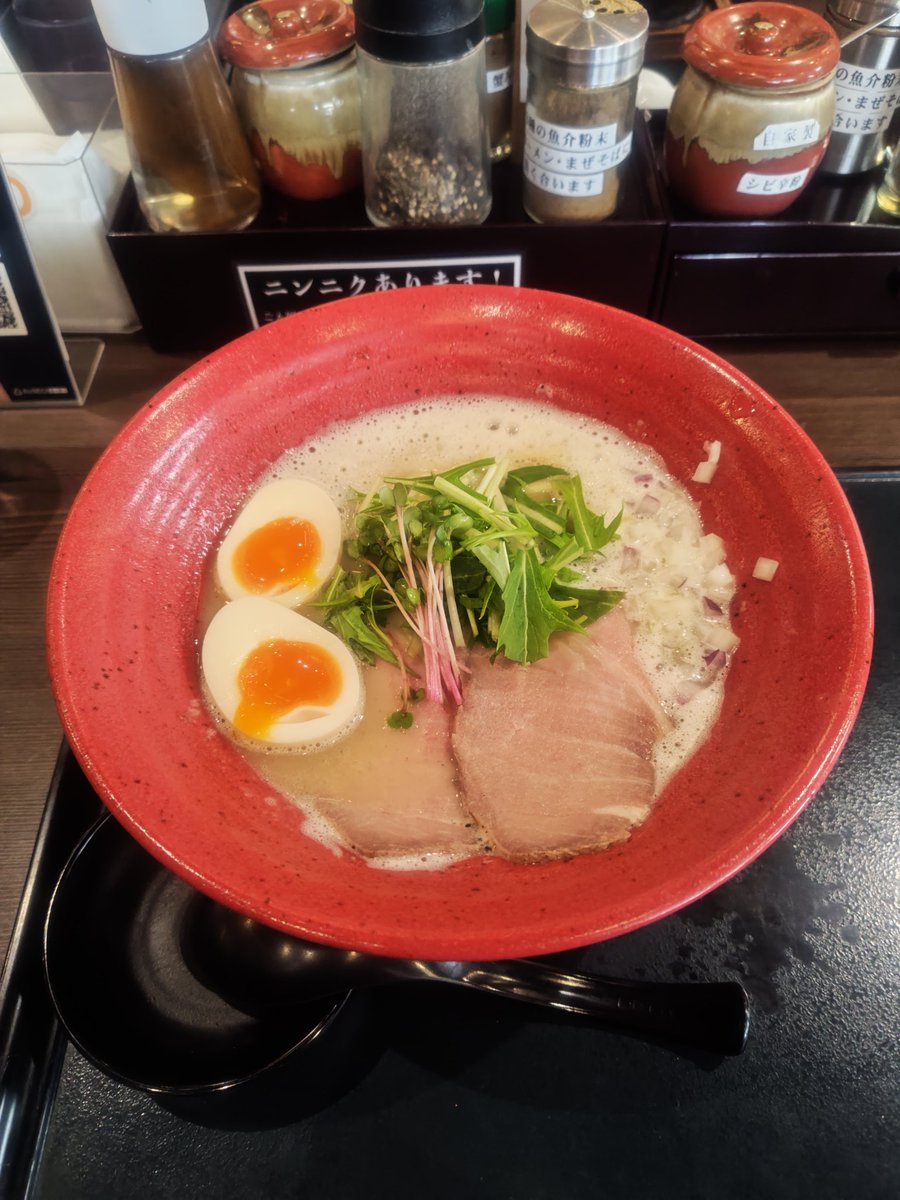 今日のランチ。
久しぶりの鳥白湯ラーメン。