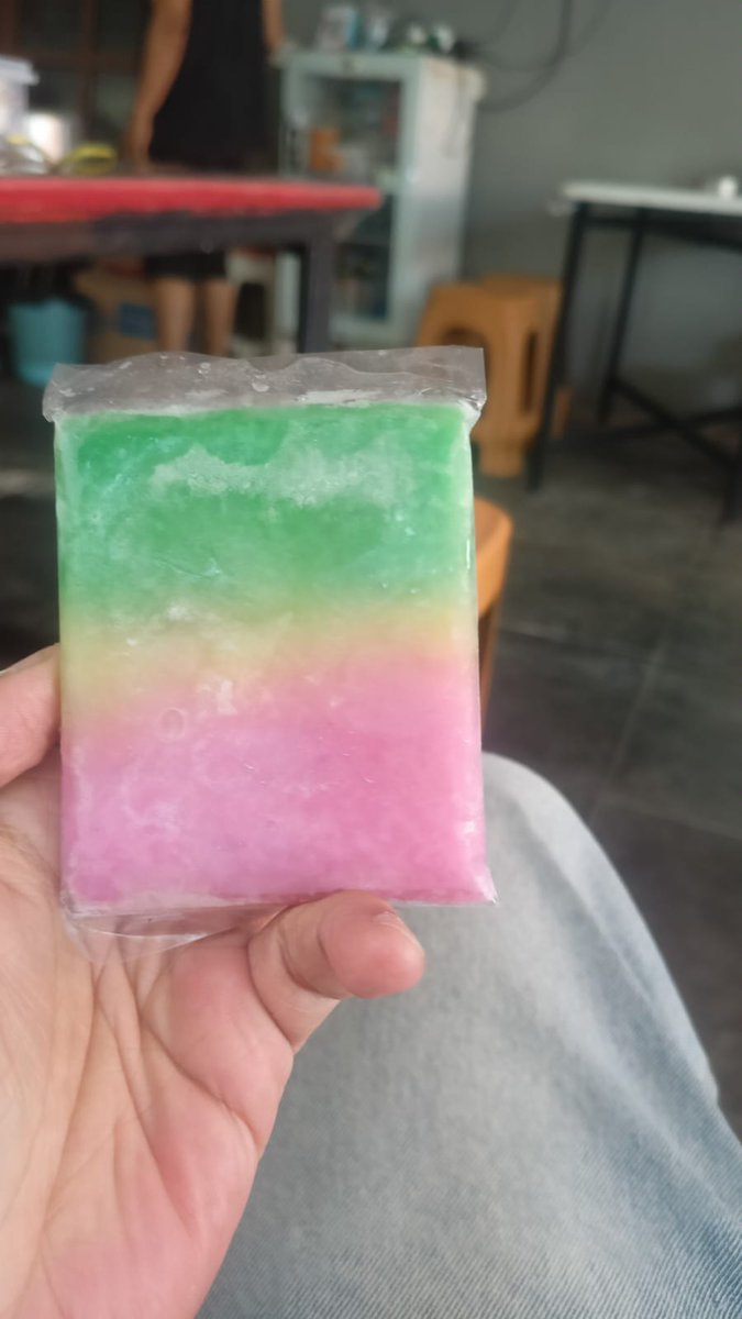 Ini bukan? Es kue/gabus. Jajanan jadul. <a href="/DivHumas_Polri/">Humas Polri</a> pasti dulu pernah Coba Kan?