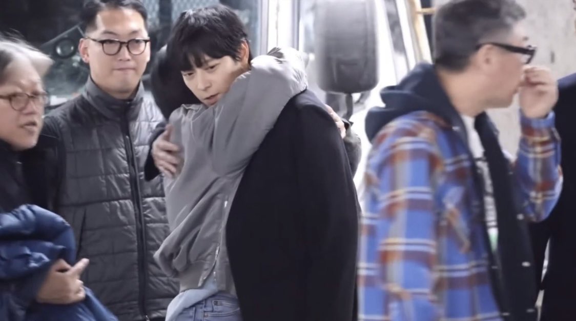 dongwontuna_'s tweet photo. 퇴근후 여친 마중나온 남친이라는 말이 잊혀지지 않는다 https://t.co/BykR95xf90