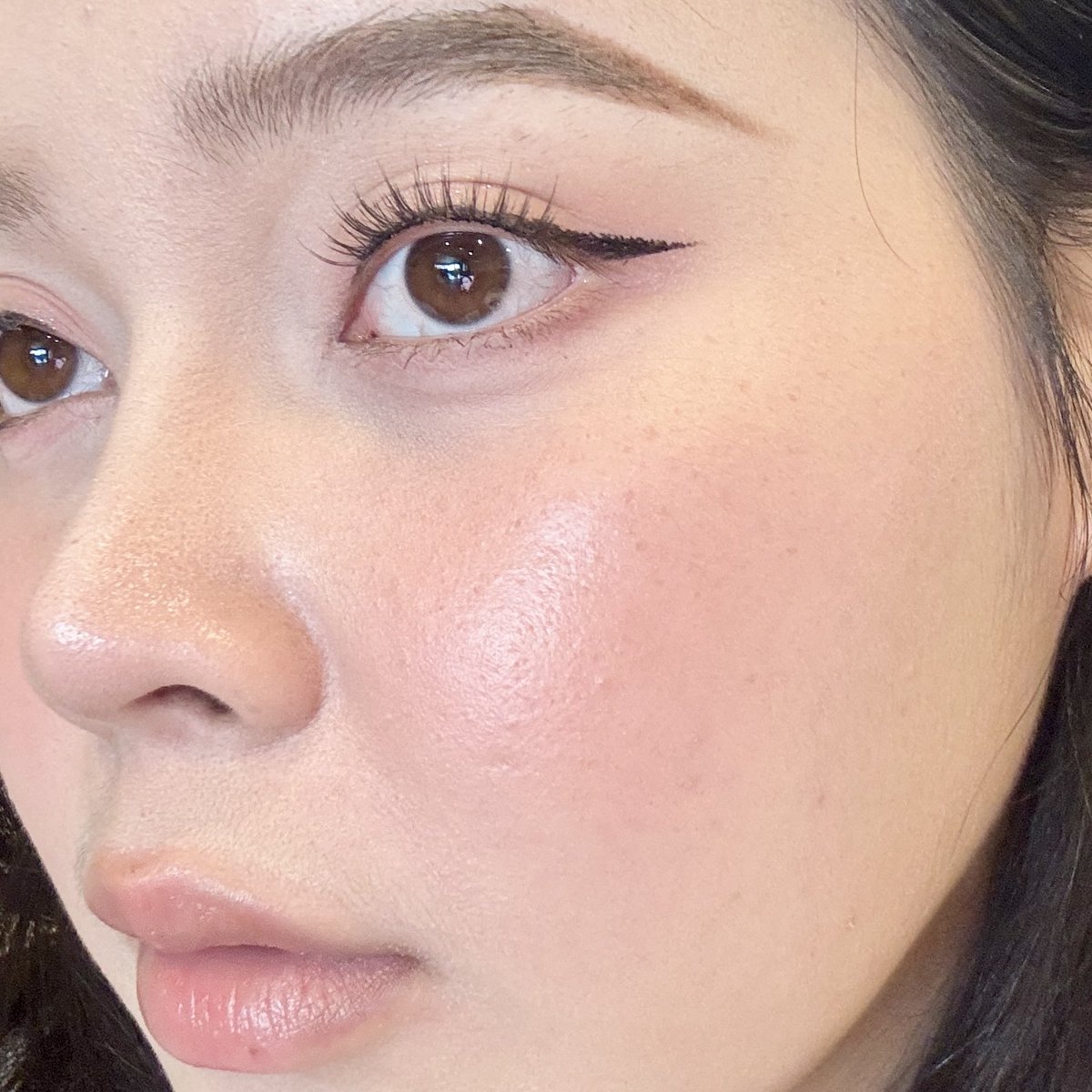 Skintint ออกใหม่ของ #Glad2Glow ชีก็ทำถึงนะเอางี้ เทียบรองพื้นแพงๆได้เลอะ!! เนื้อดีเกลี่ยง่าย ไม่แห้งไว ไม่ต้องรีบ5555 ทาแล้วผิวยังเป็นผิว ยังสวย มีความฉ่ำนิสๆ ปกปิดระดับนึง แต่บิวท์เพิ่มเอาได้อ่ะ ไม่หนา ค่ดจะปังงง❤️