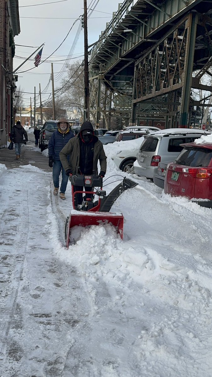 MkaBronx's tweet photo. Alhamdulilah, after the heavy snow storm ❄️ yesterday. Bronx Halqa came out strong to clear up the snow at the mosque. Despite the cold the spirits were strong and through team work the mosque was all clean within few hours. JazakAllah to all that came !!! https://t.co/CO9wbn3HJF